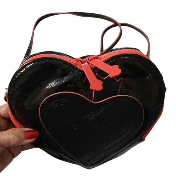 Vera Wang Princess Heart-Shaped Black and Pink Women's Bag - Picture 5 of 14
